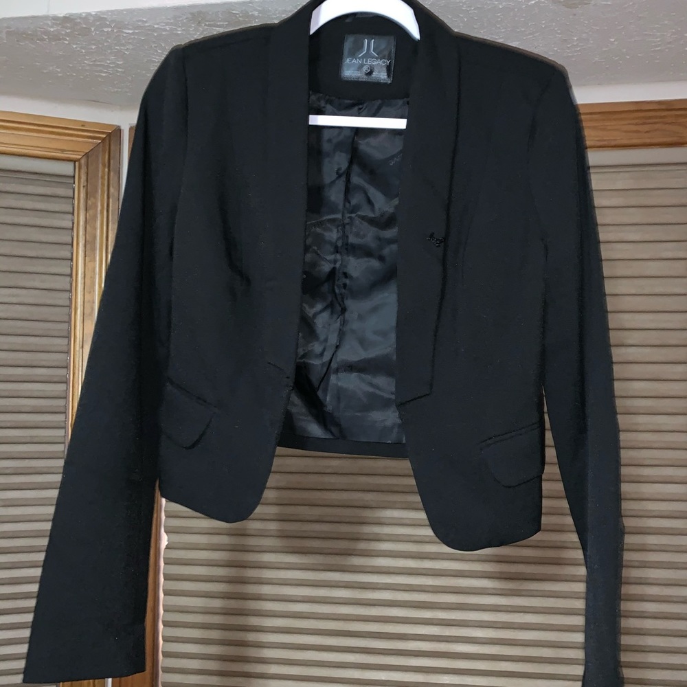 Black blazer cropped
